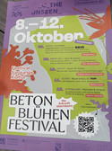 Plakat für das "BETON BLÜHEN FESTIVAL" in Chemnitz, Deutschland, vom 8. bis 12. Oktober, mit Veranstaltungen für junge Kultur wie Musik, Kunst, Film und Workshops. QR-Code und buntes, verspieltes Design mit orangen und lila Elementen.